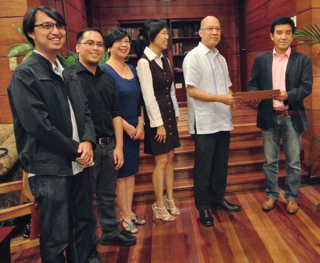 Mapa authors (from left) Adrianne John R. Galang, Louie P. Cagasan, Antonia C. Siy, Christie P. Sio and Del Pilar with Vice Chancellor for Research and Development Fidel Nemenzo (right); a sample of the Mapa test (right image).