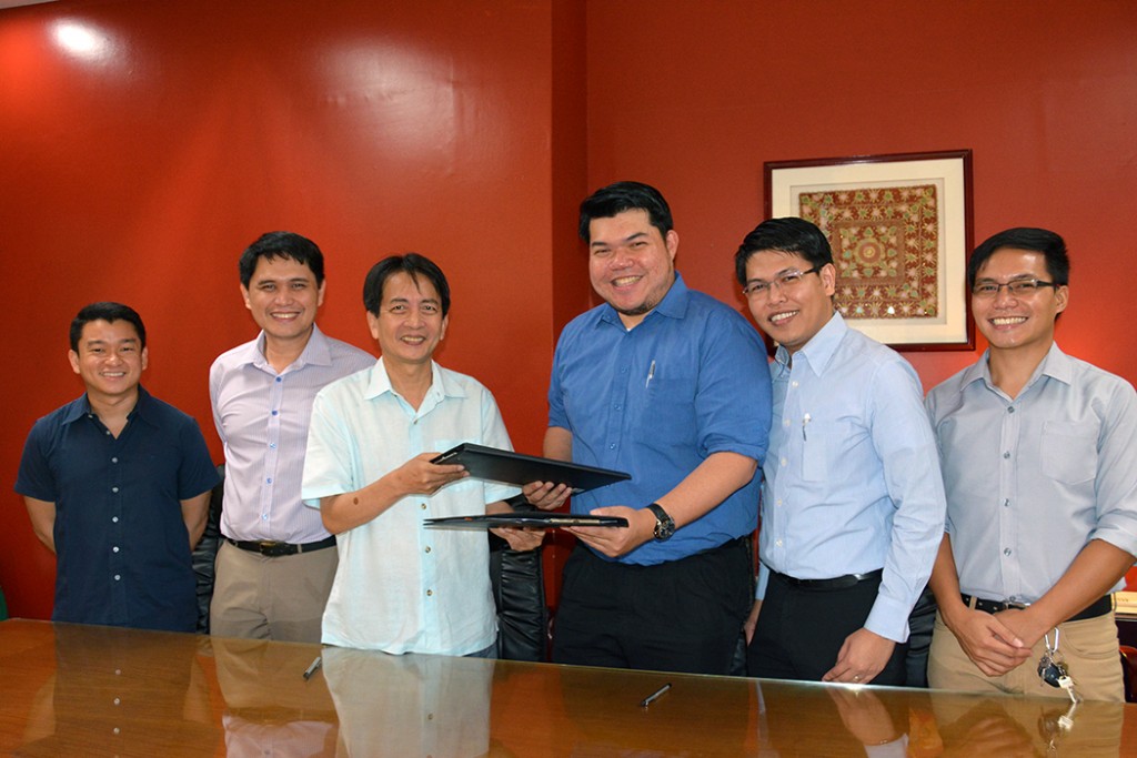 (from left to right) OSSS OIC Jamandre, VC Santillan, Chancellor Tan, BAA Batch 2004 representative Laguardia, BAA Batch 2004 alumnus Balce and STS Director Gonzalo.