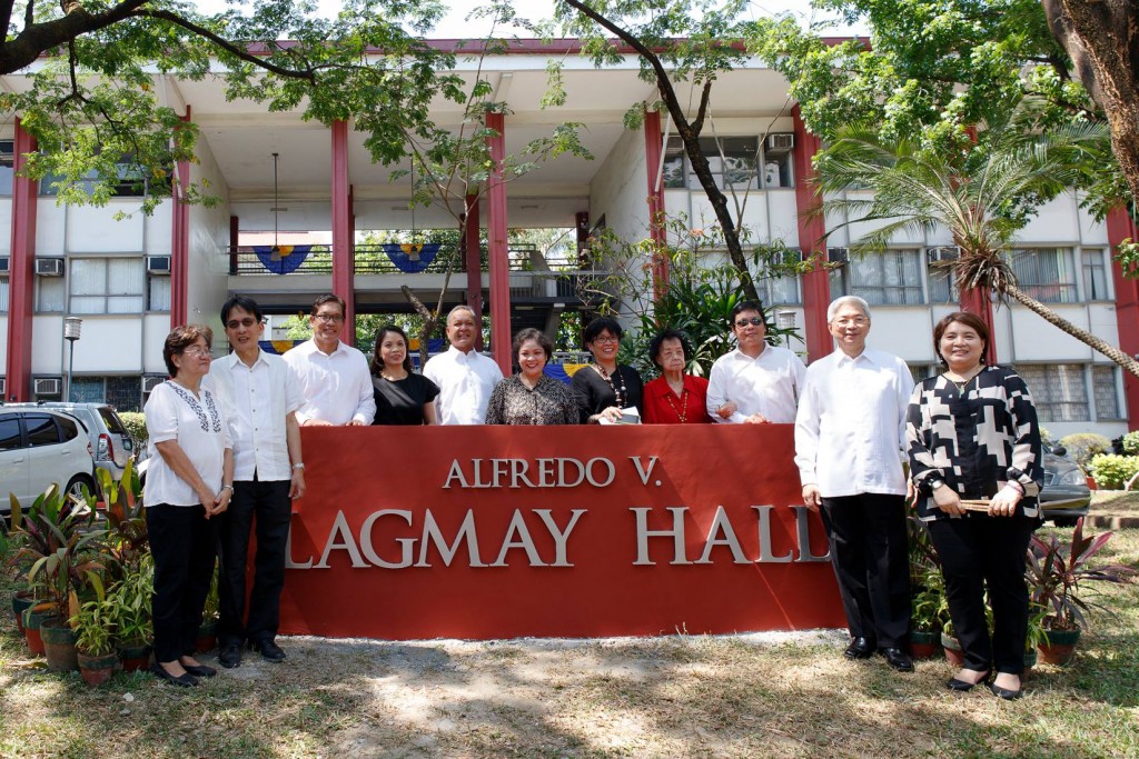 UP officials and the Lagmay family at the AV Lagmay Hall landmark: (from left) Department of Psychology Chairman Mita Jimenez, Chancellor Michael L. Tan, the Lagmay family, children Sulayman, Susan, Alfredo Jr., Helen, Violet, Lagmay’s sister Felisa, and youngest son Mahar, President Alfredo E. Pascual and College of Social Sciences and Philosophy Dean Grace Aguiling-Dalisay