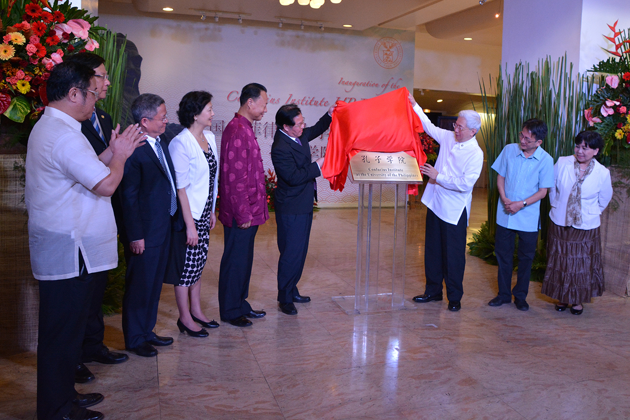 Officials from Xiamen University and Embassy of the People’s Republic of China in the Philippines (left) and UP officials (right) unveil the marker of the CI-UPD. From left: Dr. Wu Jianping, Mao Tony Wen, Pan Feng, Zhan Xinli, H.E. Zhao Jianhua, Zhu Chongsi, UP President Alfredo Pascual, UPD Chancellor Michael L. Tan and Prof. Lourdes M. Portus.